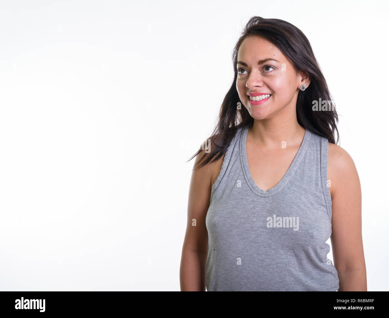 Close up di felice bella donna sorridente e pensare mentre loo Foto Stock