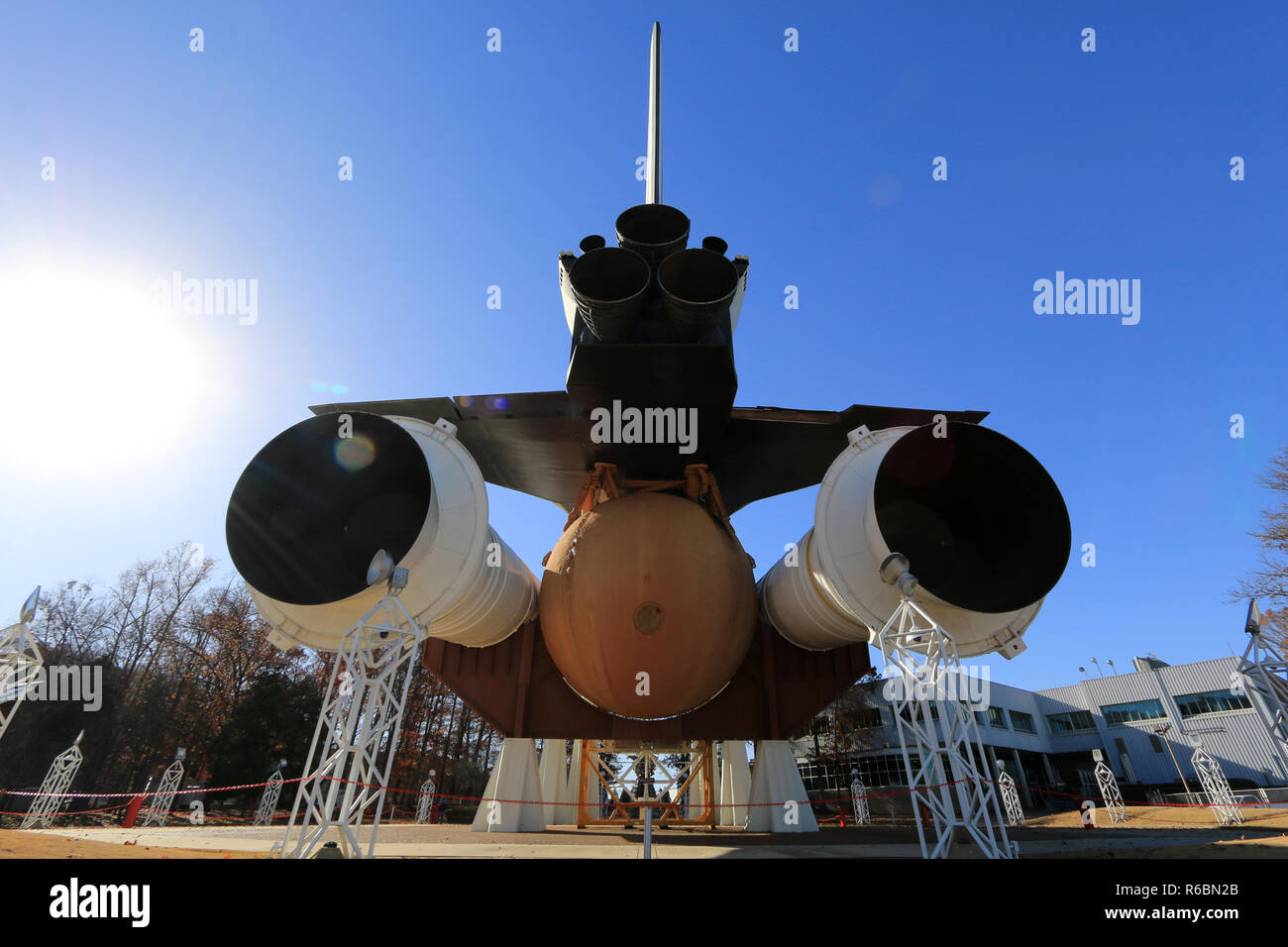 Lo Space Shuttle ORBITER simulatore test Pathfinder si siede in cima alla propulsione principale articolo di prova serbatoio esterno (MPTA-ET) a noi e a razzo Space Center Foto Stock