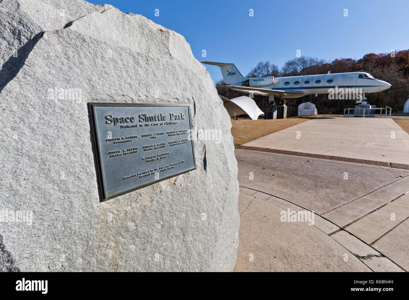 Challenger Lapide a noi e a razzo Space Center di Huntsville, AL, con la formazione di navetta su aeromobili mostra in background Foto Stock