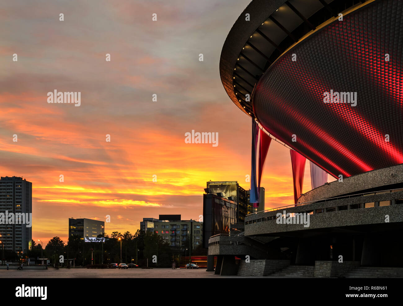 KATOWICE, Polonia - 27 settembre 2015: Sports Hall nel tramonto, costruito nella forma di un disco volante nei primi anni Settanta del XX secolo, a settembre Foto Stock