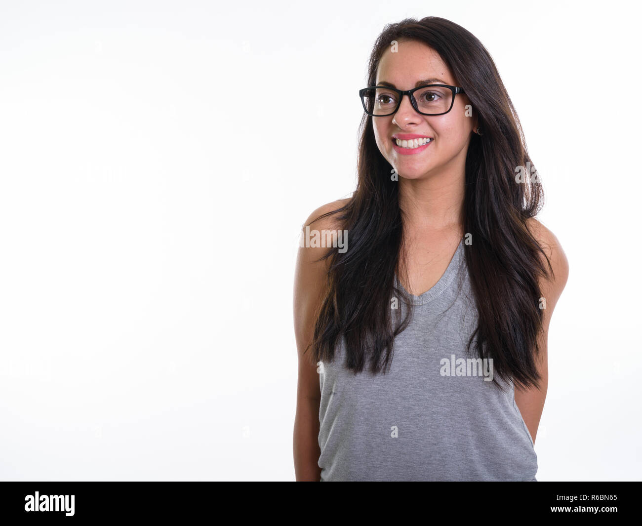 Close up di felice bella donna sorridente e pensare mentre wea Foto Stock