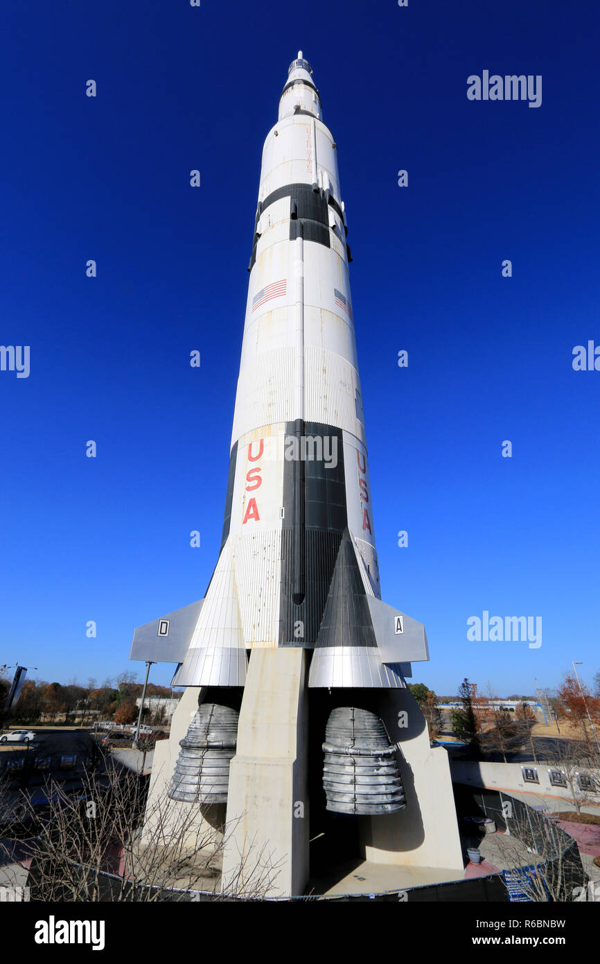 Il mondo solo pieno verticale modello in scala di un Saturn V nella parte anteriore del Saturn V Hall presso il centro di Davidson, noi Rucola e Space Center Huntsville Foto Stock