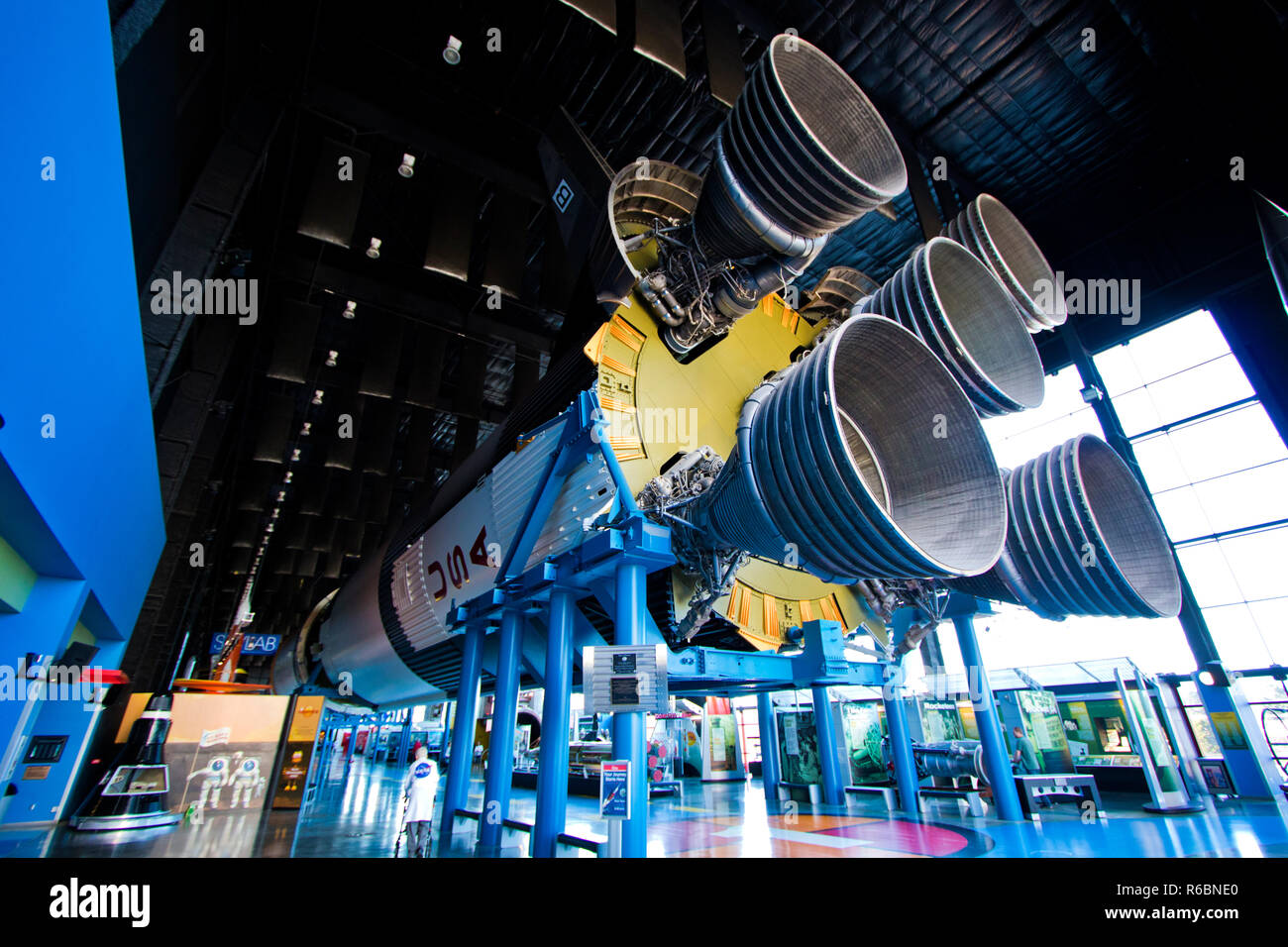F-1 motori del primo stadio del Saturn V con il Saturn V Hall presso il centro di Davidson per esplorazione spaziale, U.S. Rucola e Space Center Foto Stock