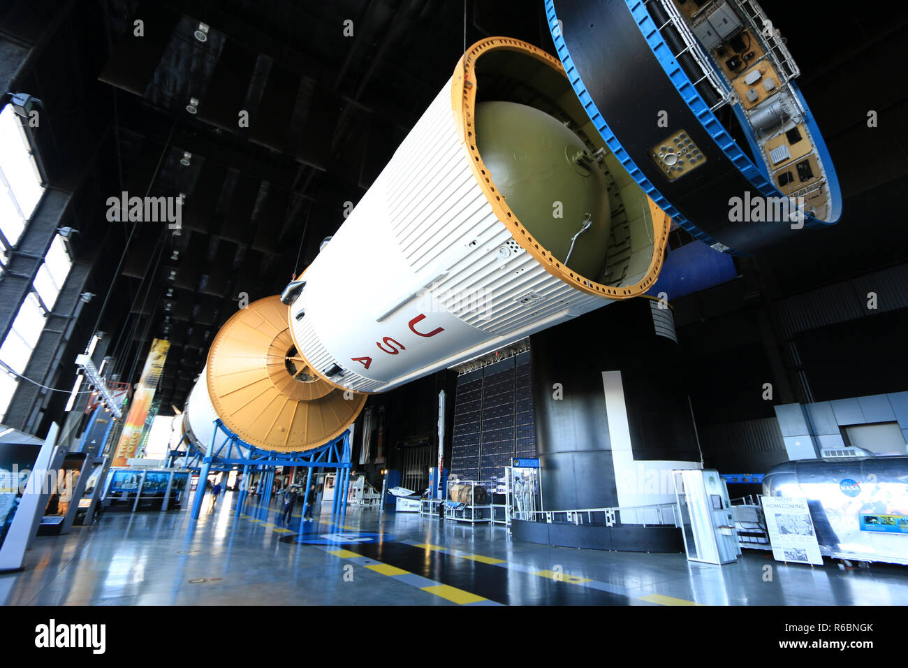 Unità di strumentazione e di controllo di volo nei computer del Saturn V con il Saturn V Hall presso il centro di Davidson, U.S. Rucola e Space Center, Huntsville, AL Foto Stock