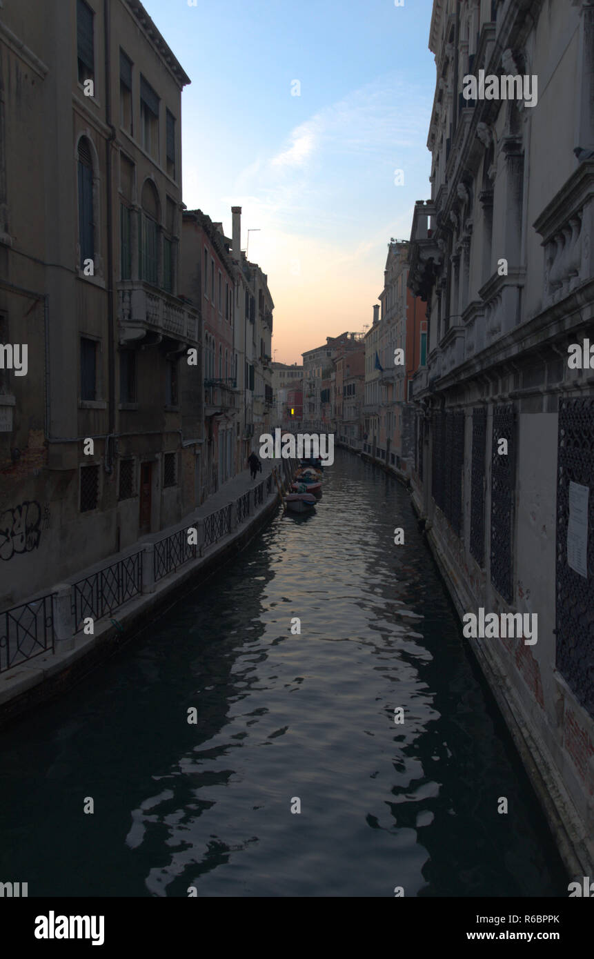 Un canale di Venezia nelle prime ore del mattino Foto Stock