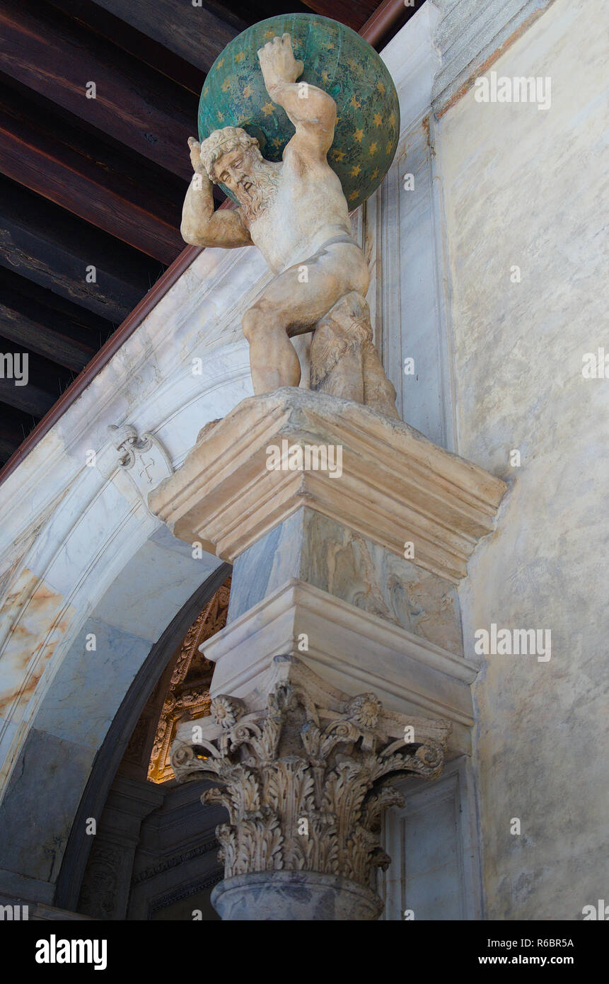 Statua del dio Atlas nel palazzo dei Dogi di Venezia Foto Stock