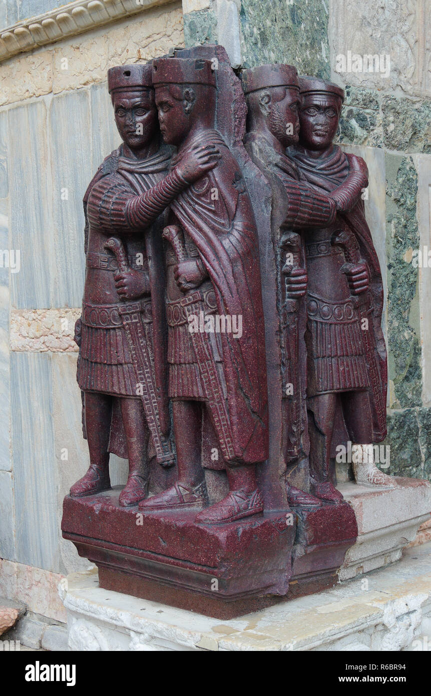 Il Tetrarchi - una scultura in porfido di quattro imperatori romani Foto Stock