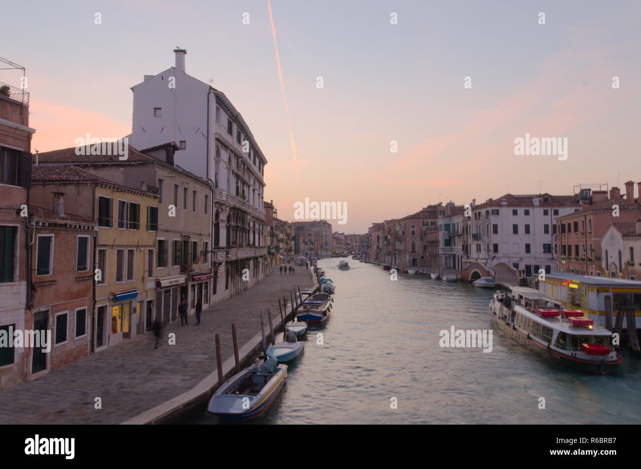 Il Canal Grande a Venezia nelle prime ore del mattino Foto Stock