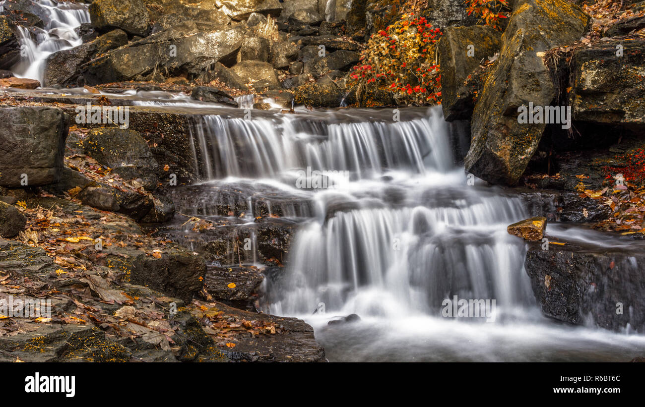 Lumsdale Valle nel Parco Nazionale di Peak District nel Derbyshire. È sempre un piacere di sparare ci. Foto Stock
