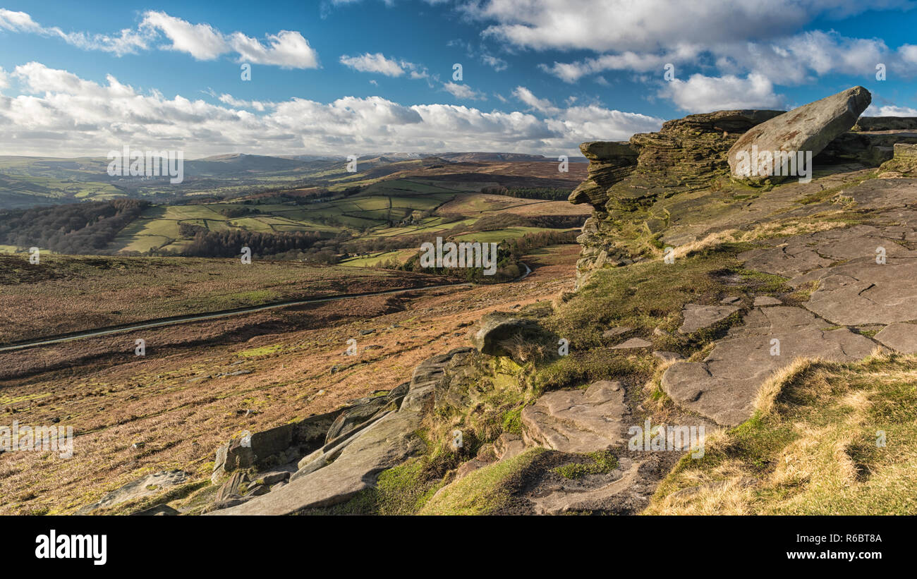 Questa è la splendida vista dal bordo Stanage che si trova in alto l'area di picco del Peak District Parco Nazione. Essa è stata incredibilmente ventoso fine febbraio Foto Stock
