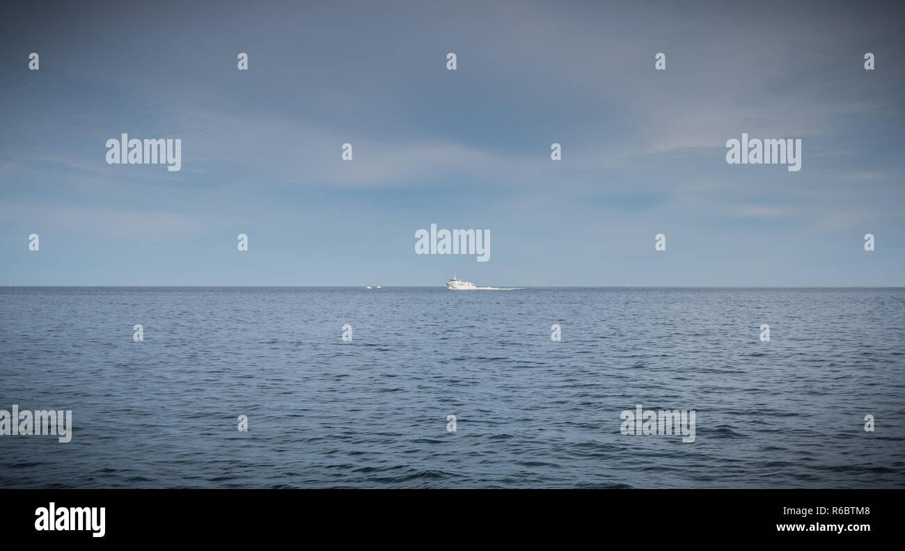 Traghetto nel mezzo dell'oceano che entrerà nel porto di Ile d'Yeu Foto Stock