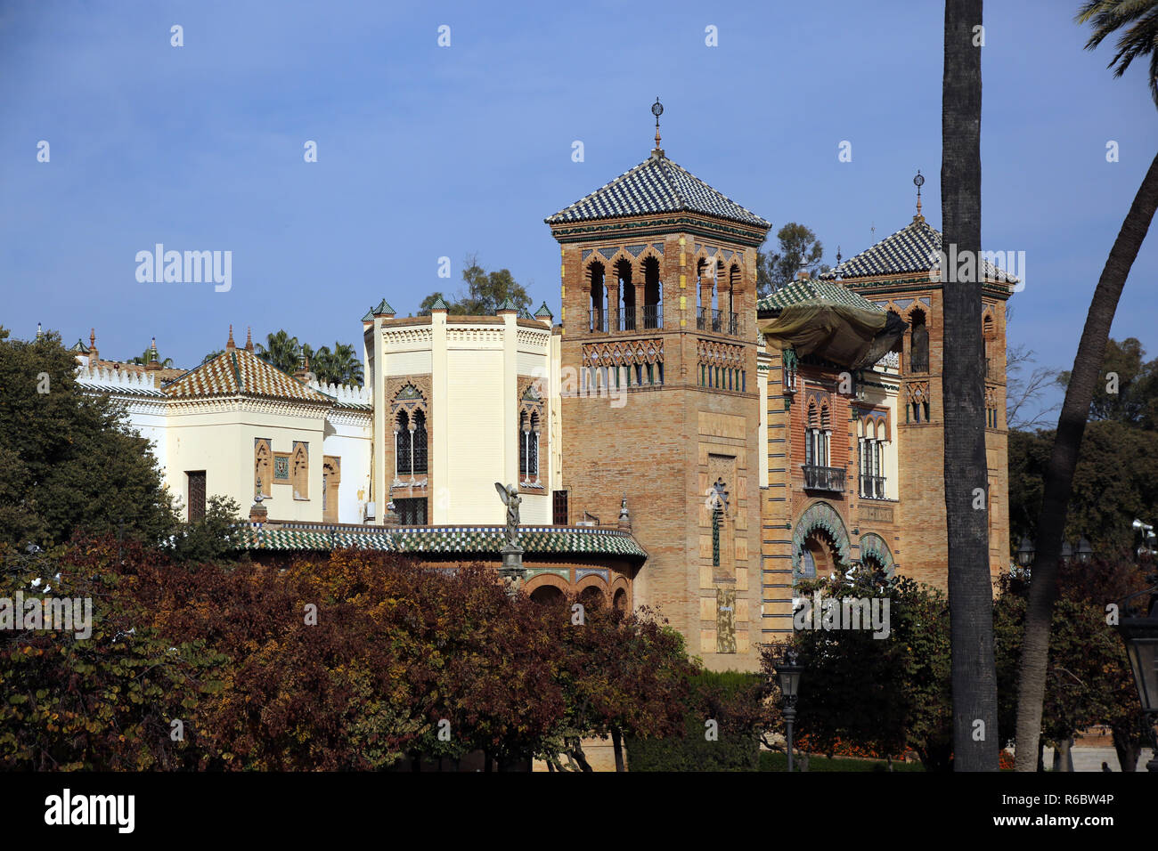 Vista dall America piazza al museo di artigianato locale,world expo building 1929,padiglione mudéjar Foto Stock