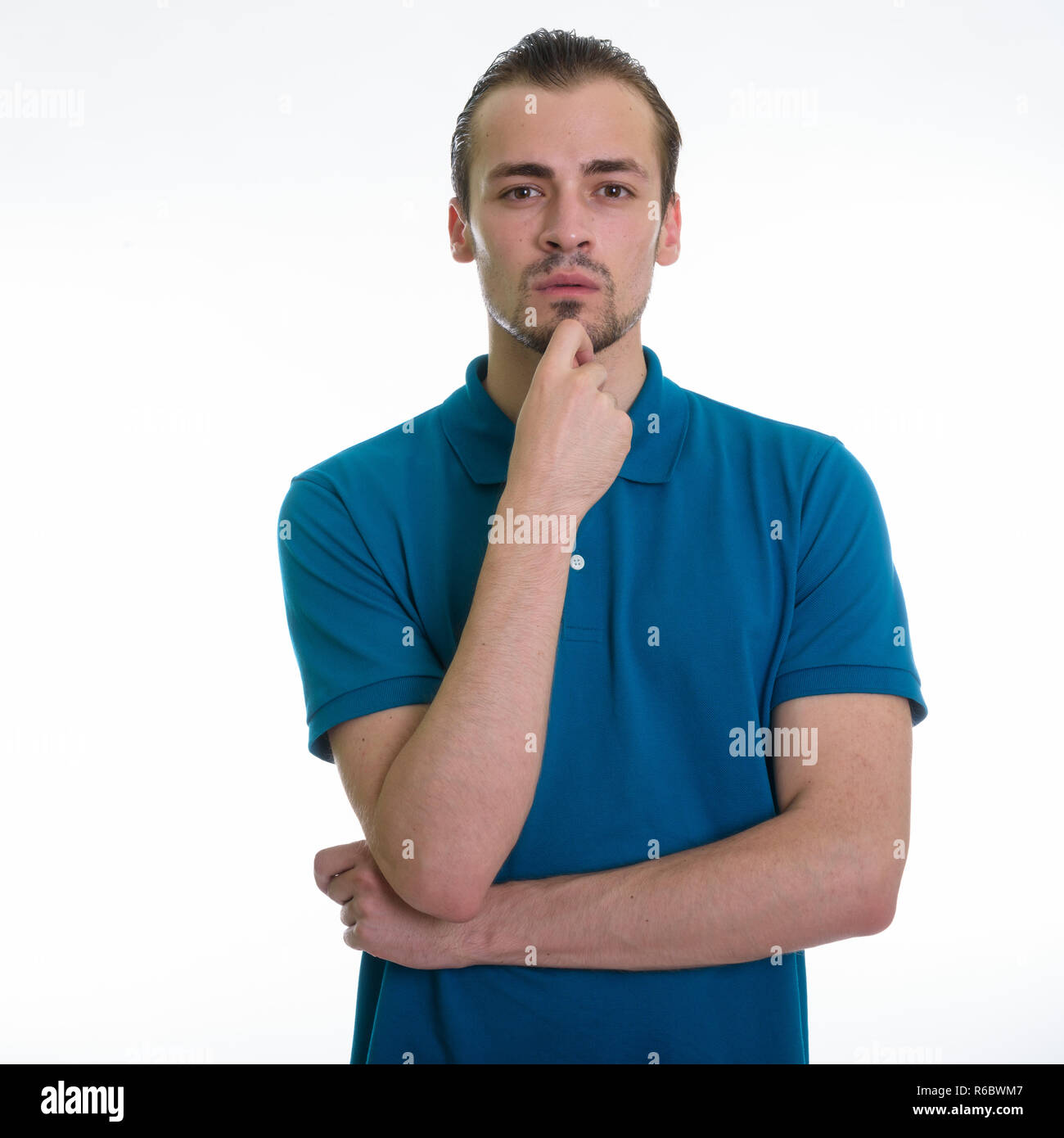 Studio shot del giovane uomo barbuto pensando contro backgrou bianco Foto Stock