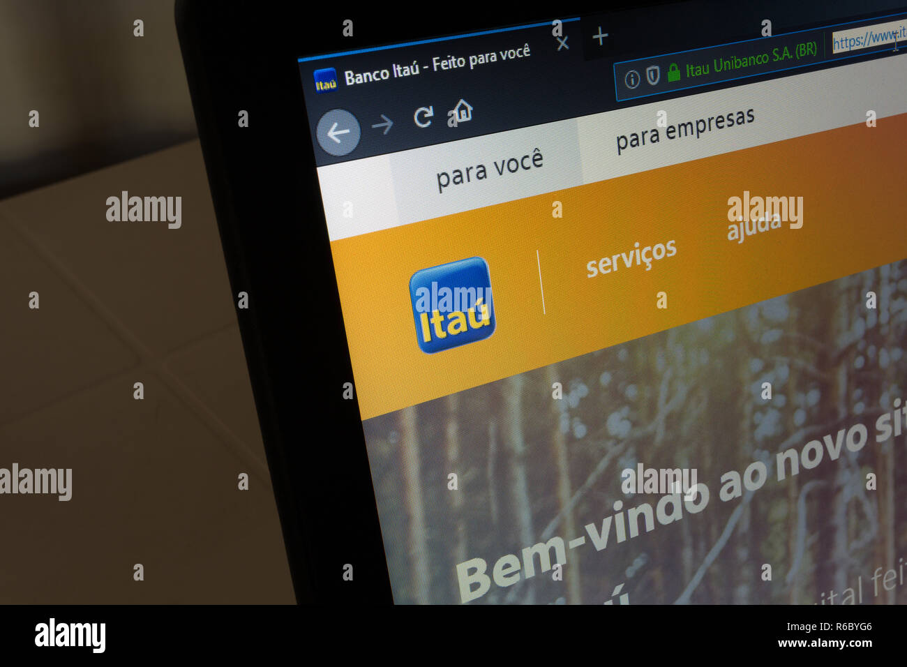 Banco Itau, banca brasiliana, logo sul suo sito web è mostrato su un computer portatile schermo Foto Stock