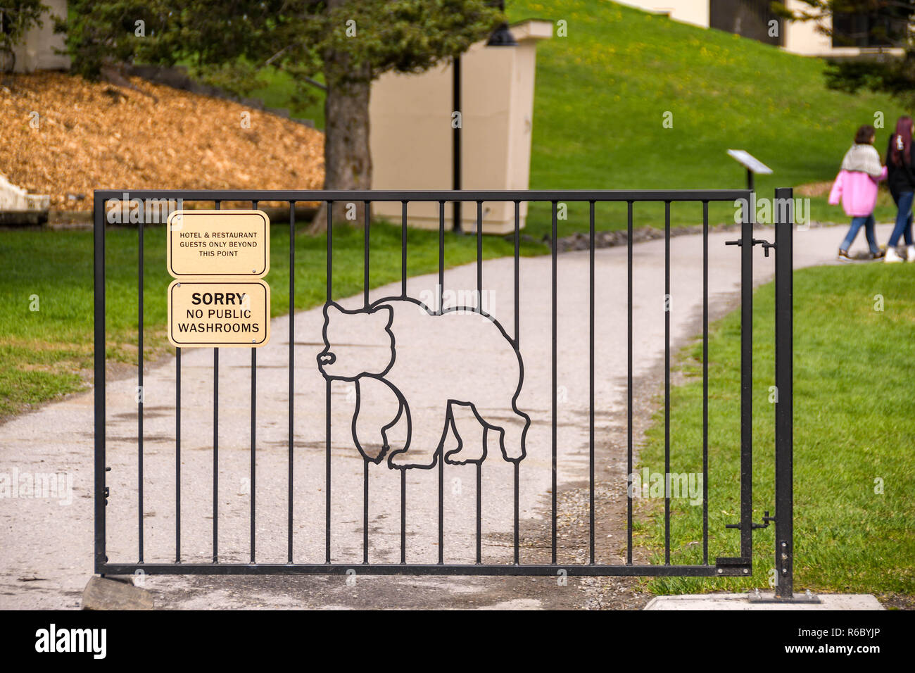 Il Lago Louise, Alberta, Canada - Maggio 2018: cancellata in ferro battuto fuori del Fairmont Chateau Lake Louise hotel con un orso design Foto Stock