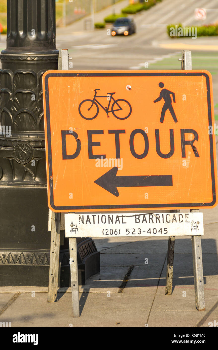 SEATTLE, WA, Stati Uniti d'America - Giugno 2018: segno su un city centre street a Seattle per informare i ciclisti e i pedoni per una deviazione sul marciapiede. Foto Stock