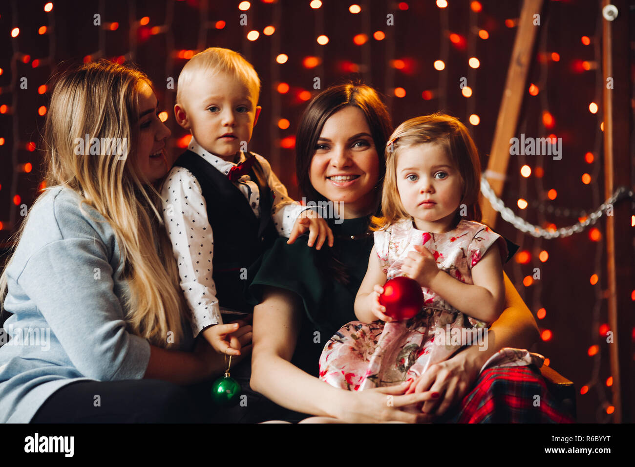 Regali Di Natale Simpatici.Due Madri Seduta Con Simpatici Ragazzi Regali Di Natale Foto Stock Alamy