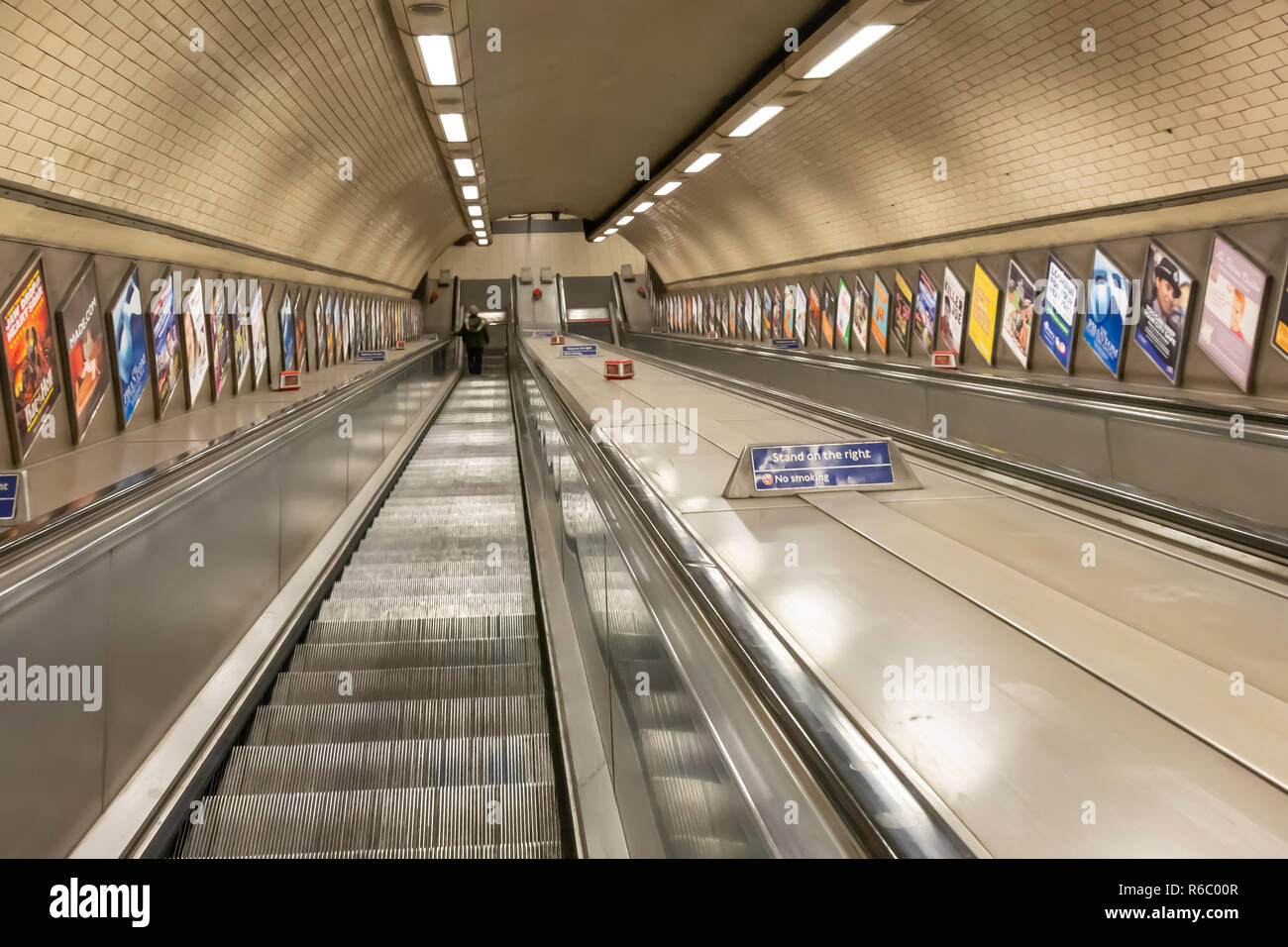 Scale mobili su Londra metropolitana Northern line, London Borough of Camden, Greater London, England, Regno Unito Foto Stock