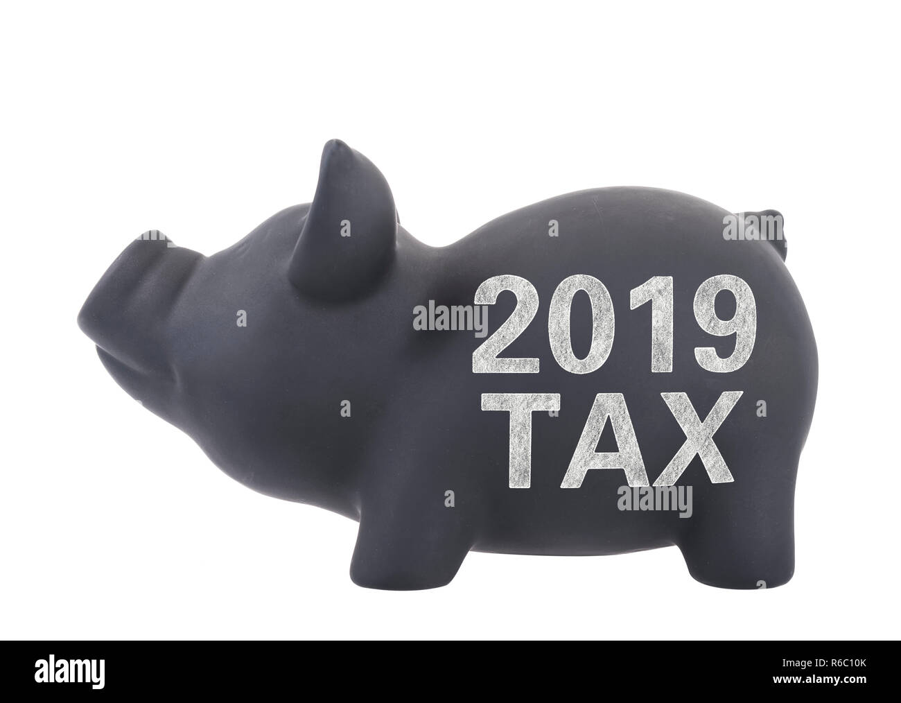 Tassa di parola scritta con gesso su una ceramica nera salvadanaio moneta contenitore isolato su sfondo bianco Foto Stock