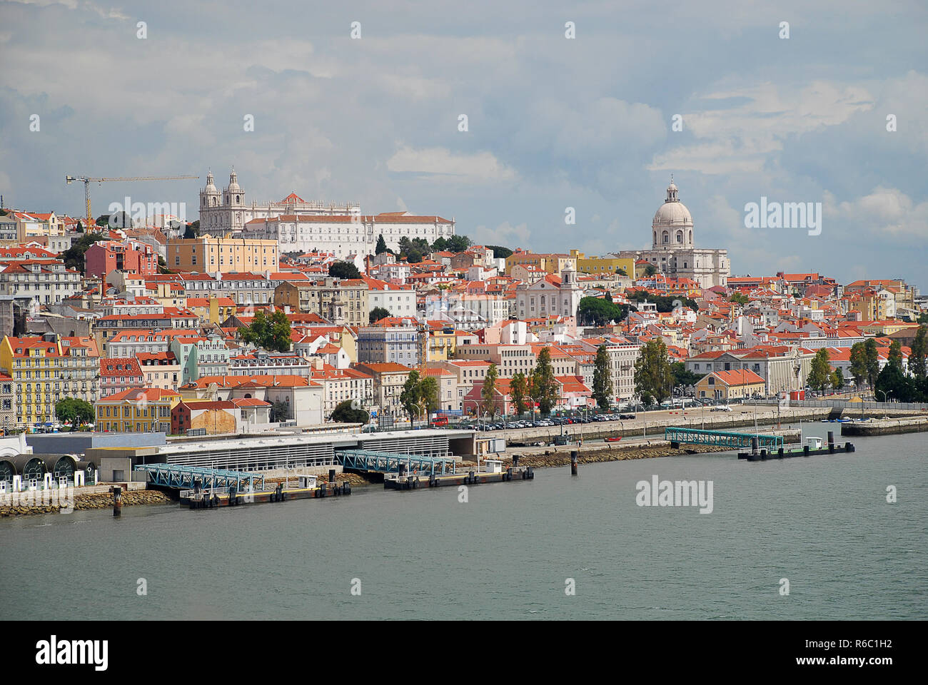 Vista aerea di Lisbona con il quartiere Alfama, con le chiese di Sao Vicente de Fora, Santa Engracia, e Santo Estevao Foto Stock