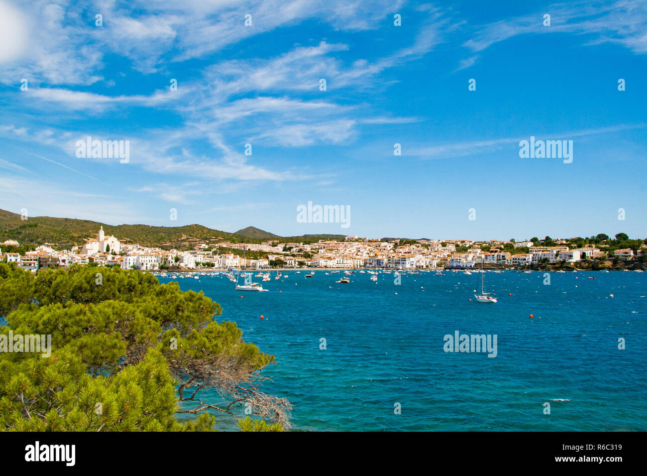 Paesaggio marino con Cadaques, il Dali è fonte di ispirazione per il mare mediterraneo. Foto Stock