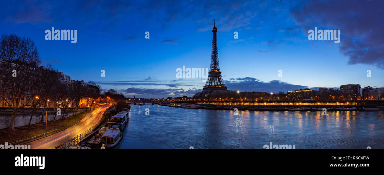 Alla Torre Eiffel e al fiume Senna banche in mattina presto luce. Vista panoramica di Parigi, Francia Foto Stock