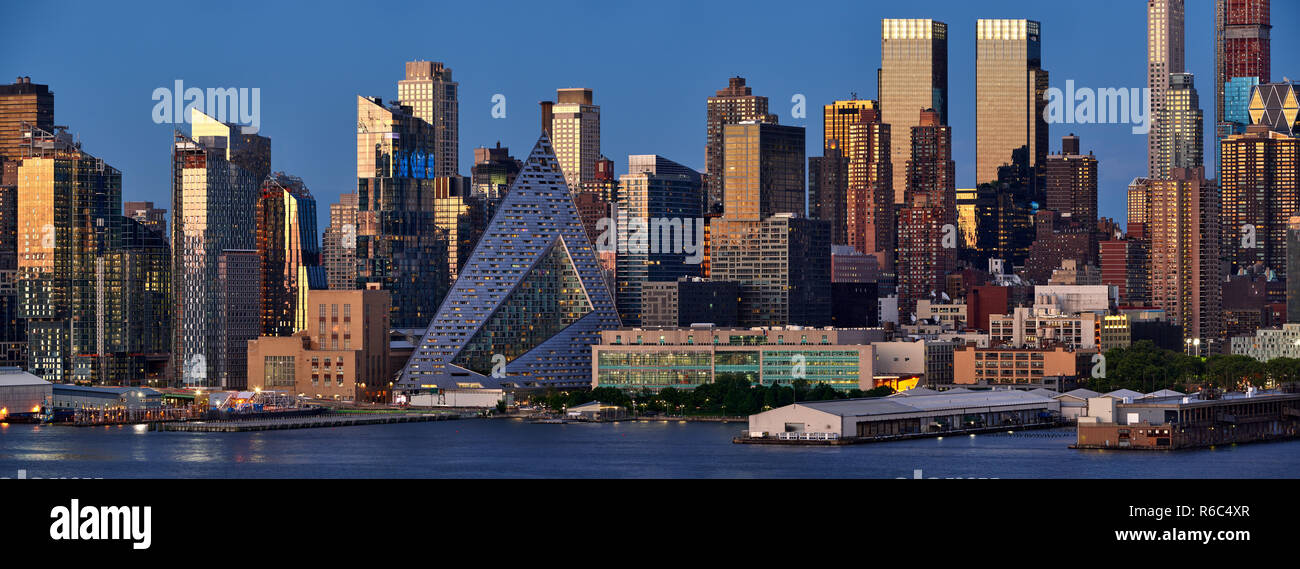 Elevata panoramico vista dei grattacieli di Midtown West al tramonto (incluso via West 57). La città di New York, Stati Uniti d'America Foto Stock