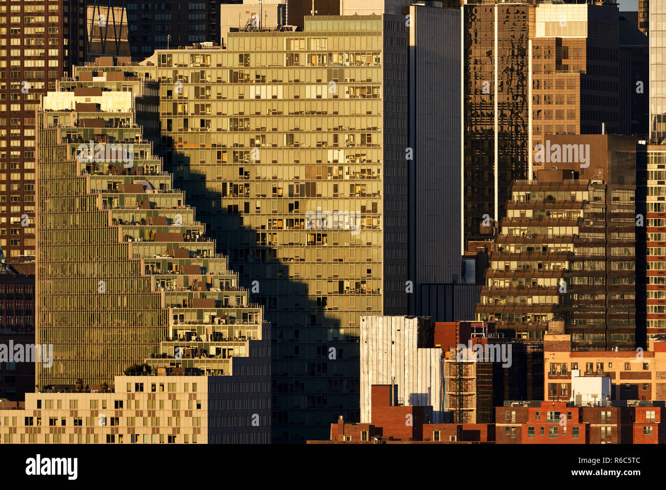La Mercedes House Apartment Complex building con la sua forma a zig-zag e terrazze al tramonto. Midtown West, Manhattan, New York City, Stati Uniti d'America Foto Stock