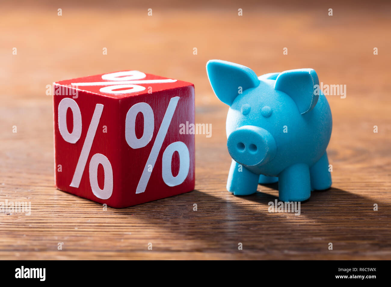 Un blocco di percentuale e Piggybank sul tavolo Foto Stock