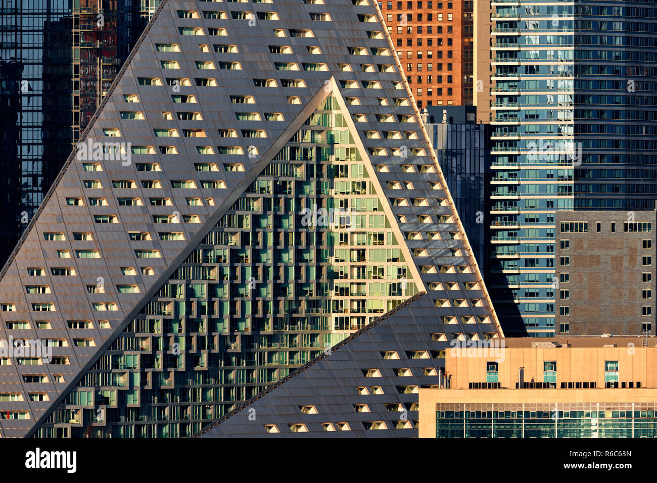 Il complesso di appartamenti di lusso Via West 57 con il suo unico forme e design moderno. Midtown West, Manhattan, New York City, Stati Uniti d'America Foto Stock