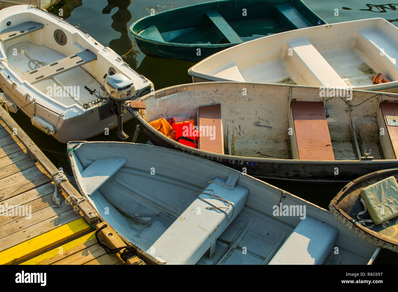 Skiffs colorato legato fino a Pepperell Cove, Kittery Point, Maine. Frisbee Wharf ha un ristorante, wharf, marina, gelateria e general store. Mangia. Foto Stock
