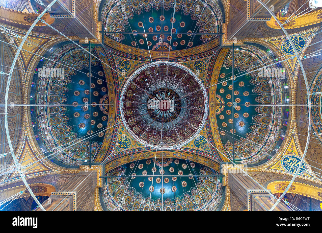 Il soffitto della grande moschea di Muhammad Ali Pasha (Moschea di alabastro) decorate con oro e blu motivi floreali, situato nella Cittadella del Cairo Foto Stock