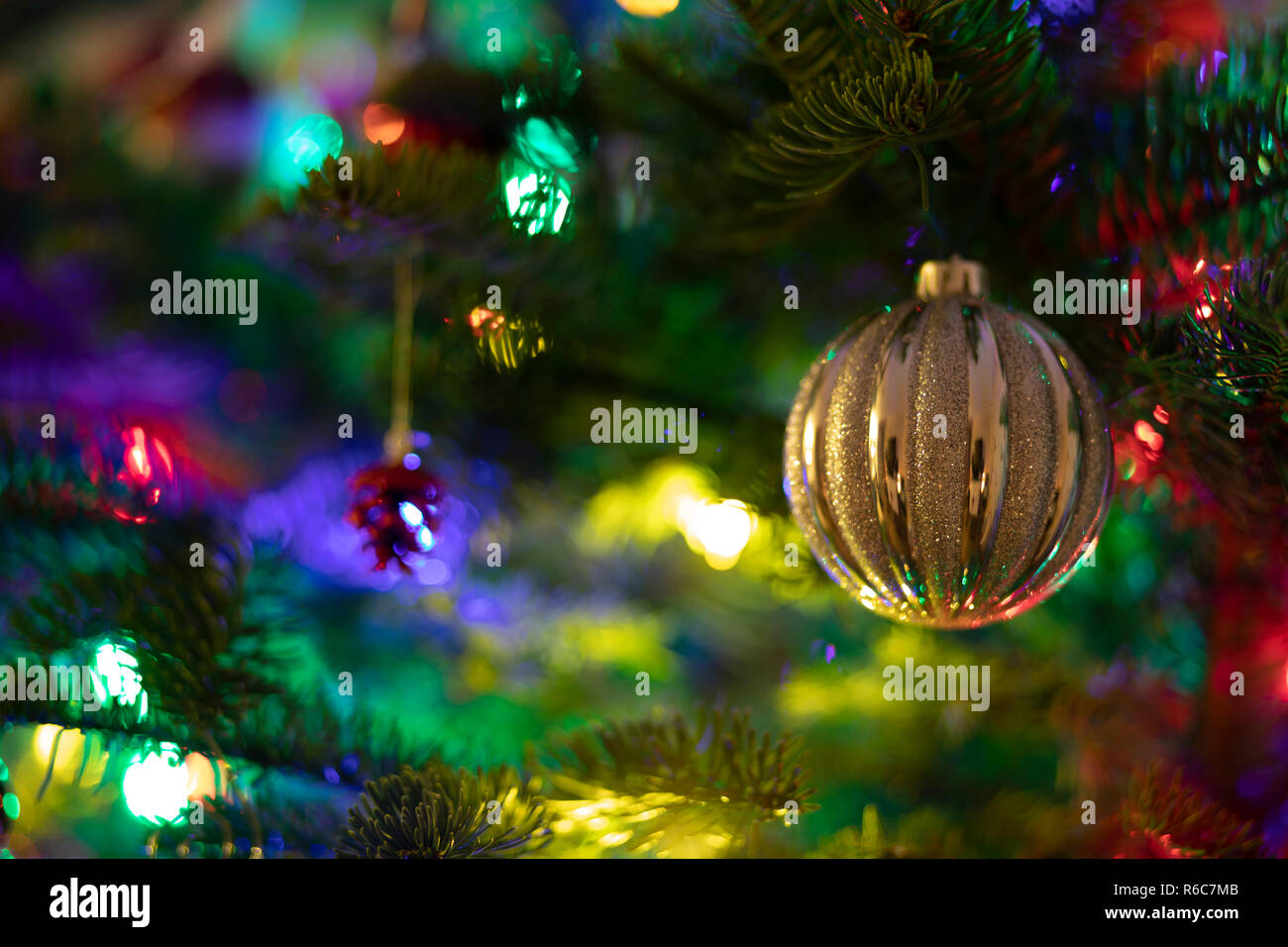 Close up di albero di Natale, bellissimo campo da golf di ornamenti, le luci di Natale e altre decorazioni di festa. Shot su Canon 5D Mk IV. Foto Stock