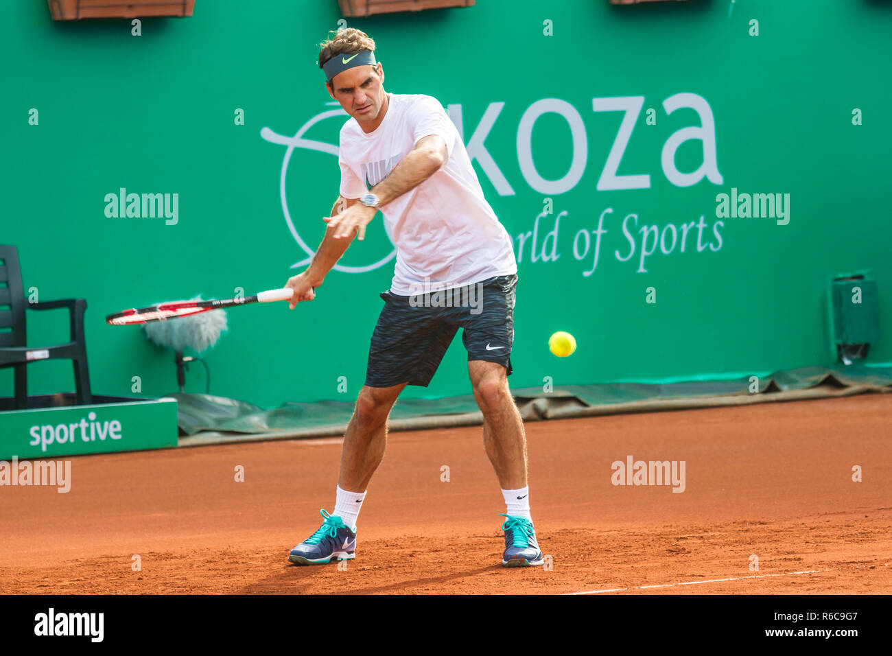 Roger Federer a garanti Koza, aperto di Istanbul in Turchia 2015. La riproduzione su clay court tennis. Foto Stock
