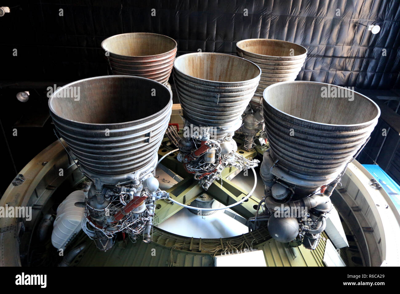 F-1 motori del primo stadio del Saturn V con il Saturn V Hall presso il centro di Davidson per esplorazione spaziale, U.S. Rucola e Space Center Foto Stock