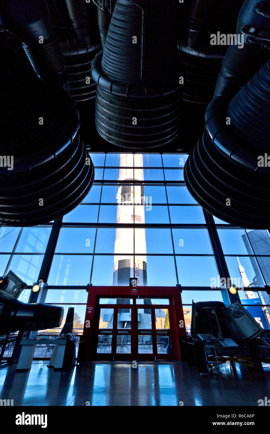 F-1 motori del primo stadio del Saturn V con il Saturn V Hall presso il centro di Davidson per esplorazione spaziale, U.S. Rucola e Space Center Foto Stock