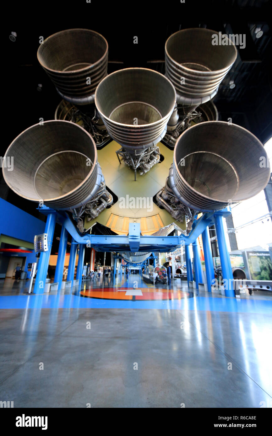 F-1 motori del primo stadio del Saturn V con il Saturn V Hall presso il centro di Davidson per esplorazione spaziale, U.S. Rucola e Space Center Foto Stock