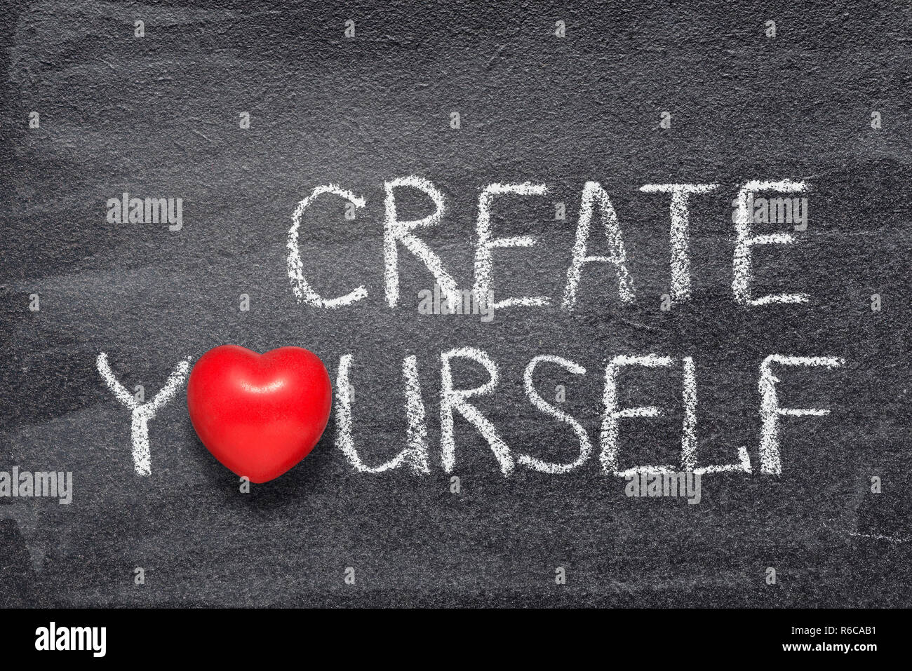 Creare voi stessi una frase scritta a mano sulla lavagna con cuore rosso simbolo invece di o Foto Stock
