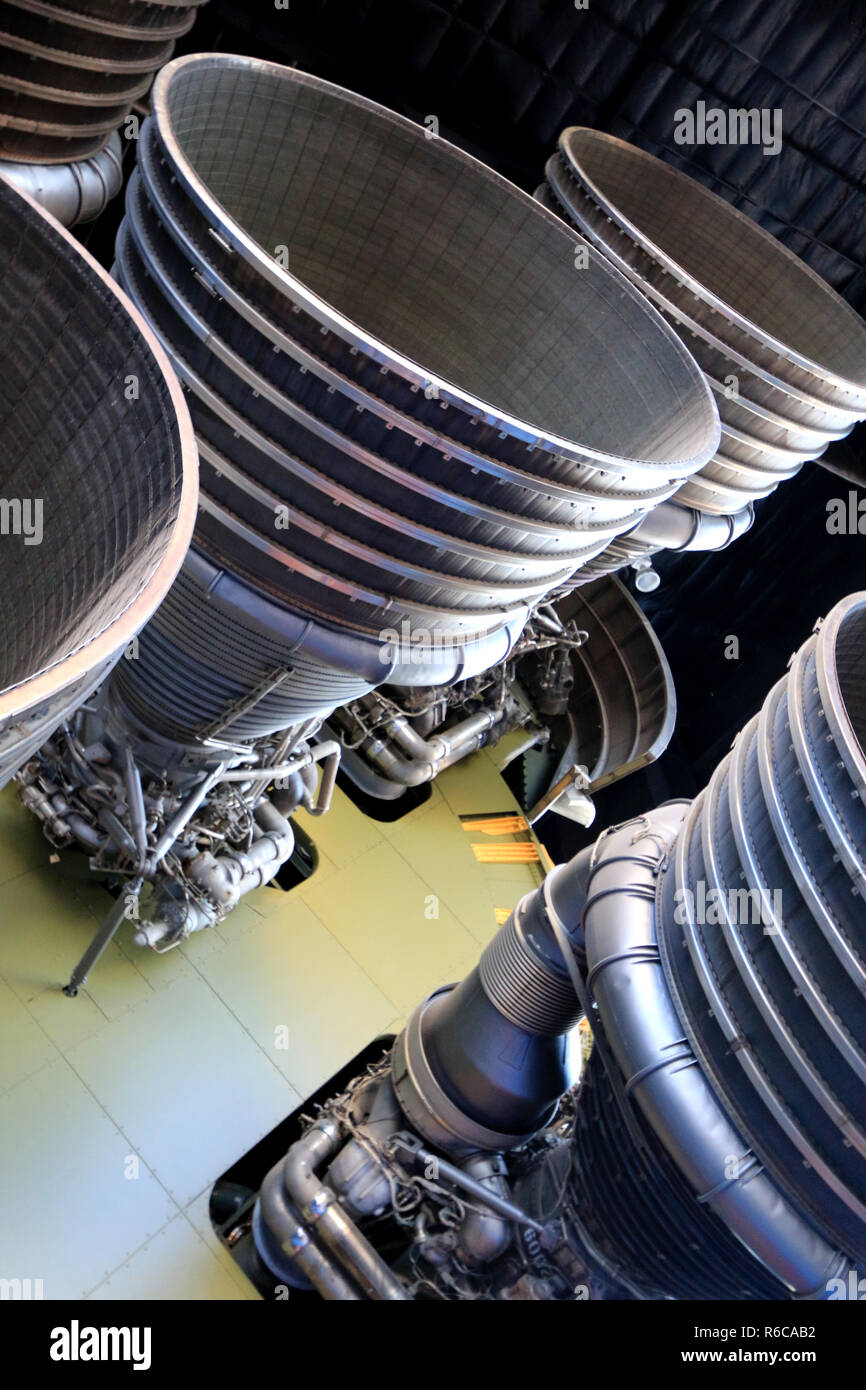 F-1 motori del primo stadio del Saturn V con il Saturn V Hall presso il centro di Davidson per esplorazione spaziale, U.S. Rucola e Space Center Foto Stock
