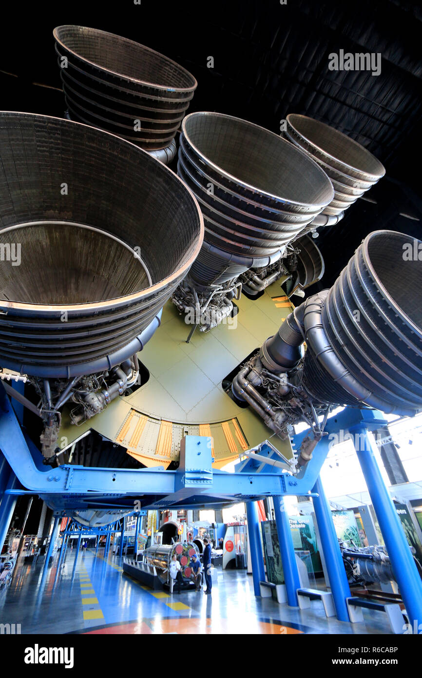 F-1 motori del primo stadio del Saturn V con il Saturn V Hall presso il centro di Davidson per esplorazione spaziale, U.S. Rucola e Space Center Foto Stock