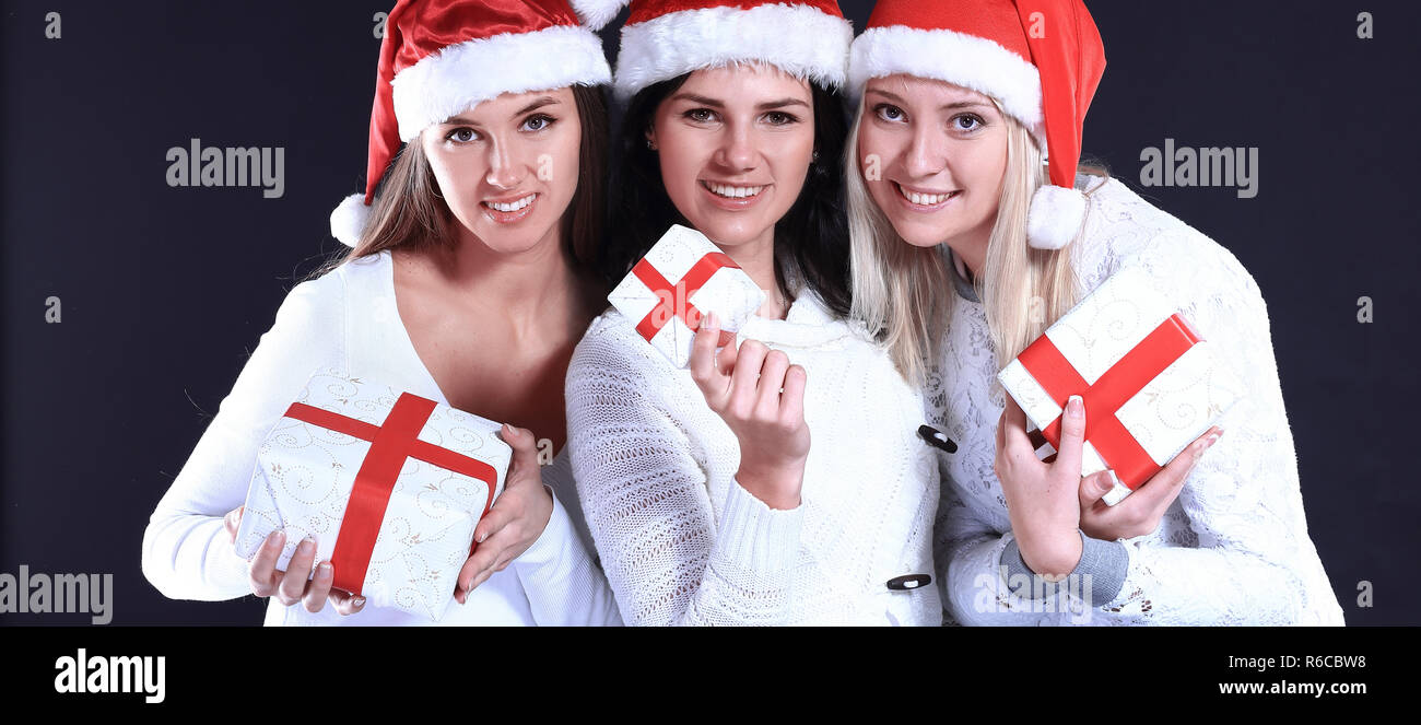 Immagini Donne Di Natale.Tre Giovani Donne In Costume Di Babbo Natale Con Negozio Di Natale Foto Stock Alamy