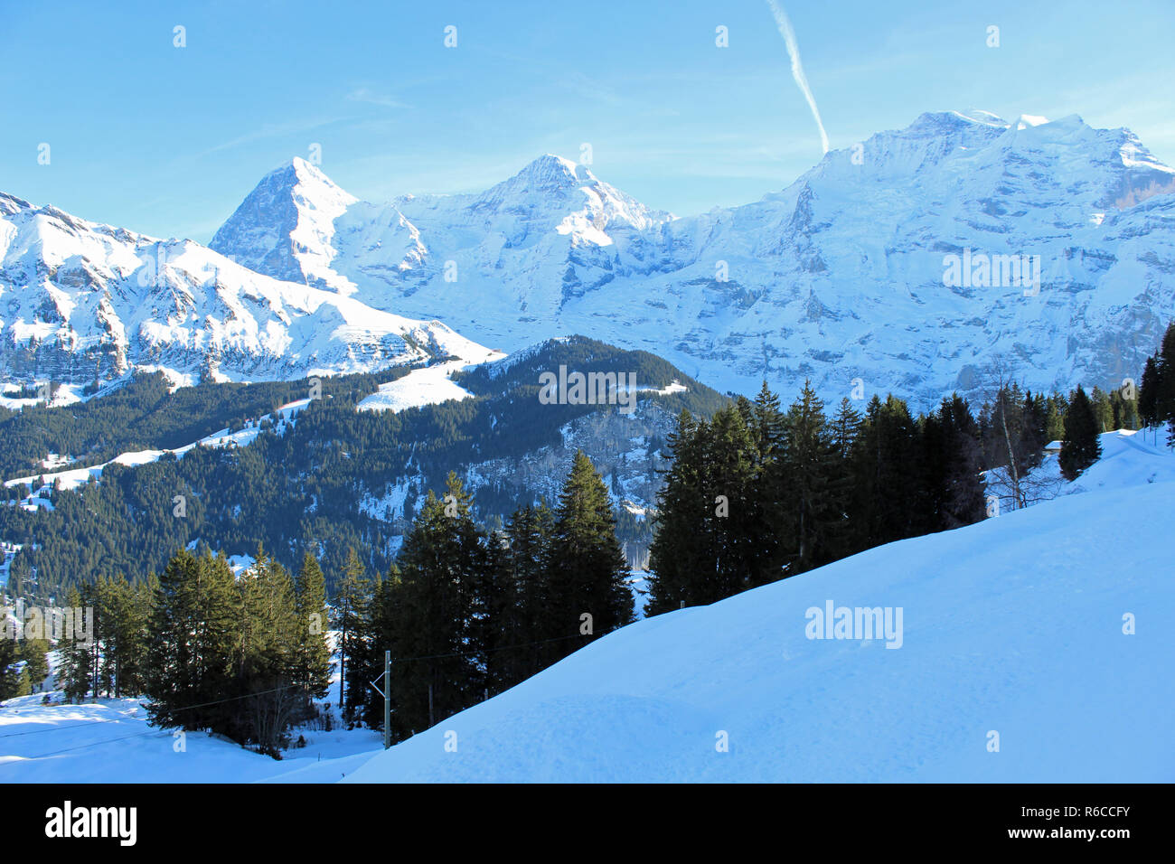 Chilometri di percorsi escursionistici nr Murren, Svizzera. Vista sulla valle di Lauterbrunnen a Eiger, Monch e Jungfrau montagne e Lauberhorn ski run. Foto Stock