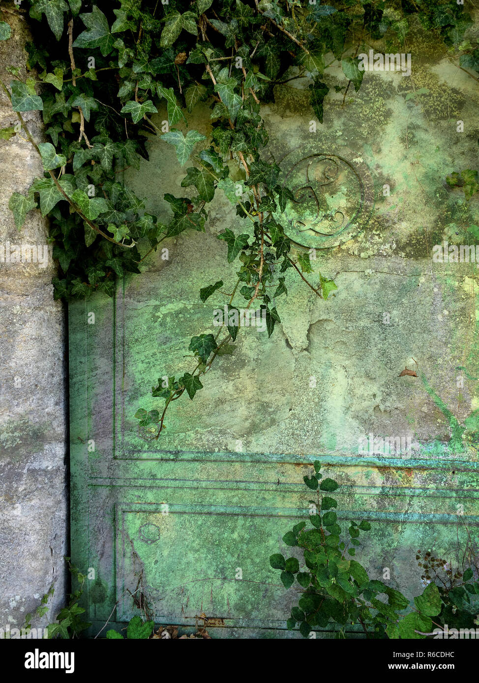 Porta vecchia nella parete di abbazia Foto Stock