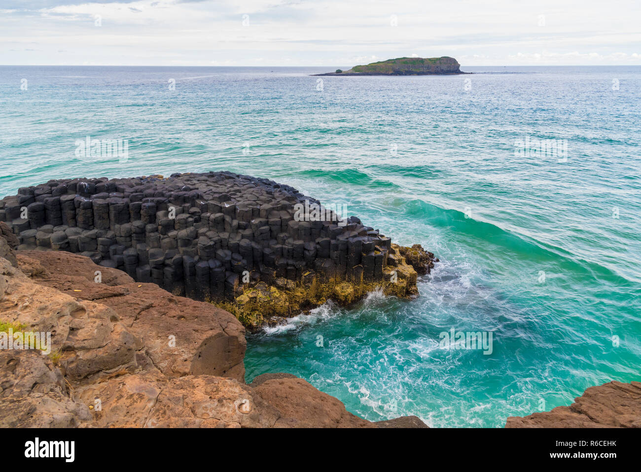 La forma di una mezzaluna esagonale formazioni di roccia a testa di Fingal, Australia Foto Stock