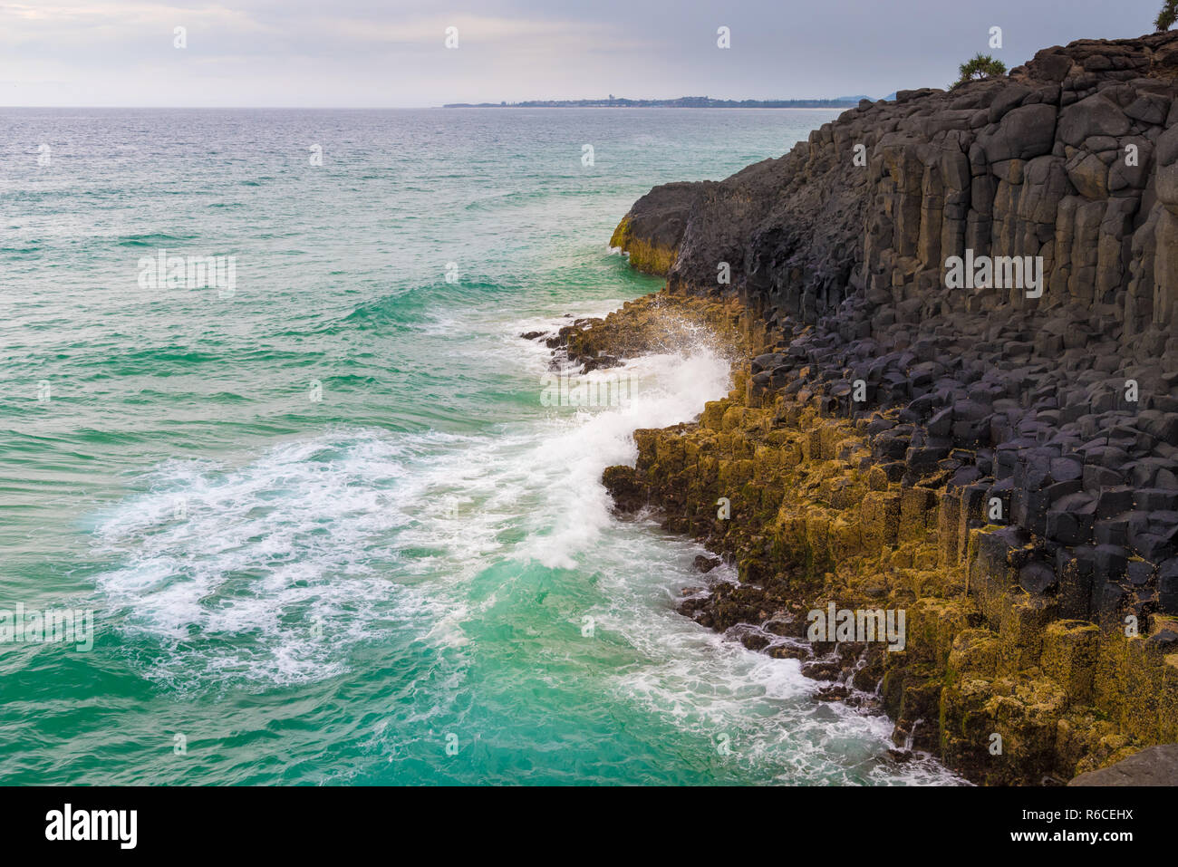 La forma di una mezzaluna esagonale formazioni di roccia a testa di Fingal, Australia Foto Stock