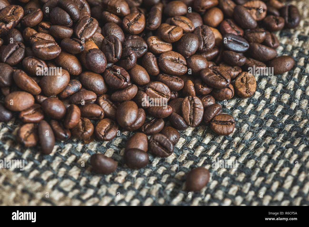 Cumulo di chicchi di caffè tostati su tela Lo sfondo Foto Stock