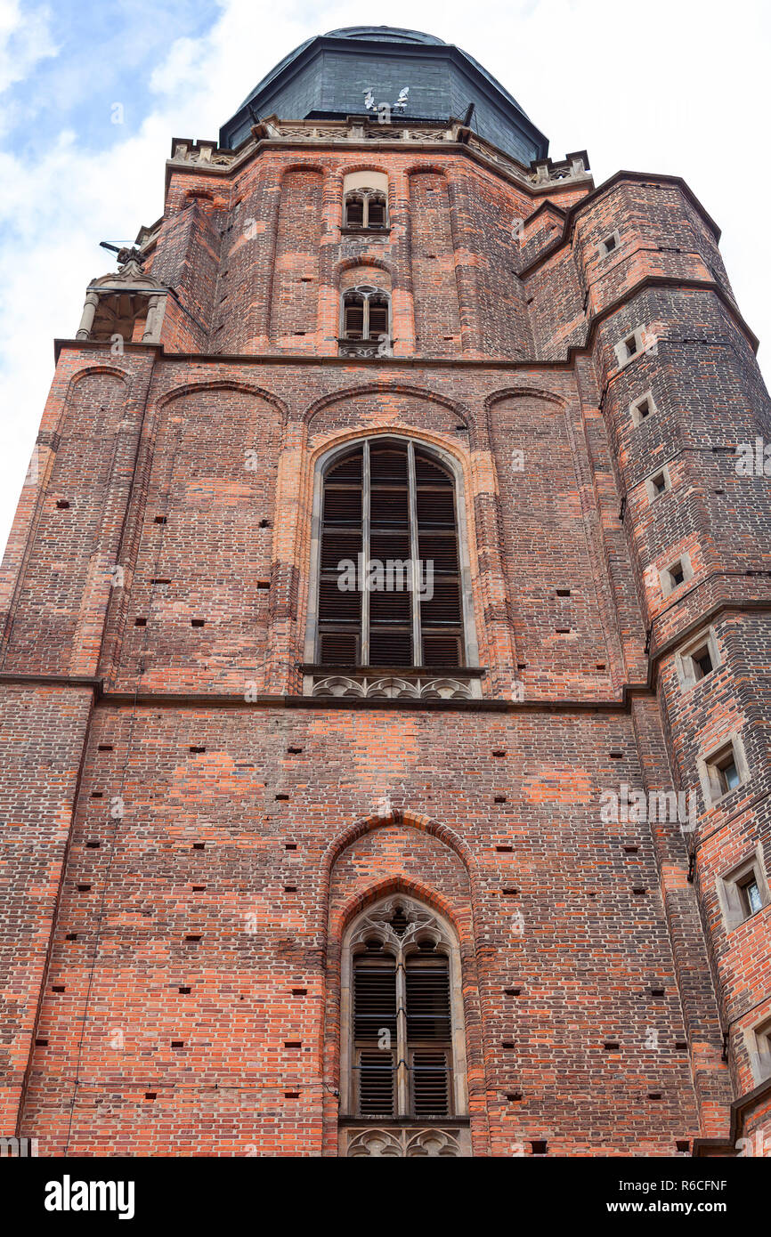 Il XIV secolo gotica di Santa Elisabetta Chiesa, torre, la piazza del mercato, Wroclaw, Polonia. Foto Stock