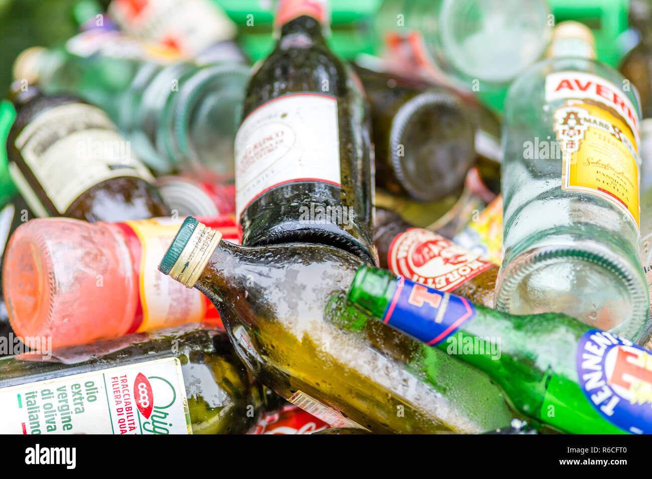 LUGO (RA), Italia - 15 novembre 2018: dewdrops bagnare le bottiglie di vetro in contenitori di riciclaggio Foto Stock