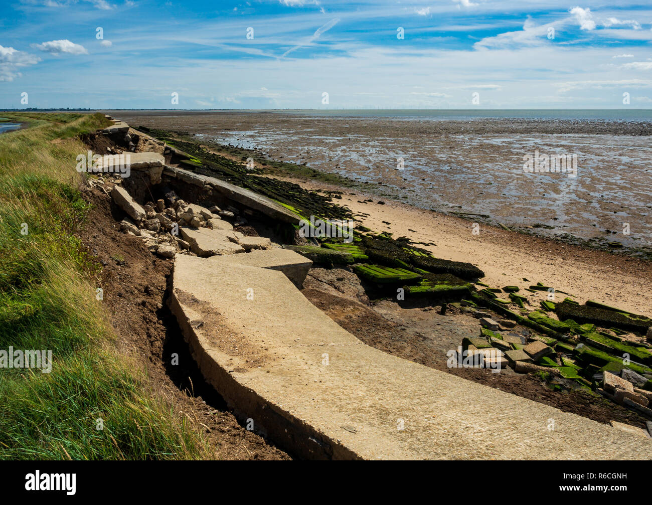 Danneggiato le difese di spiaggia East Mersea Island Essex Foto Stock