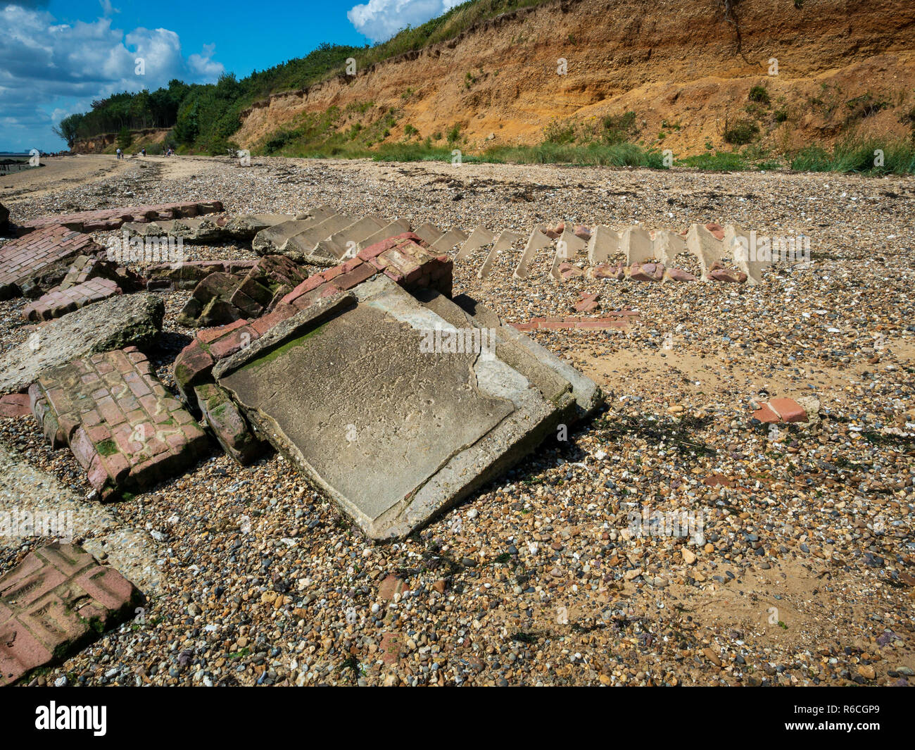 Guerra Mondiale 2 fortificazioni distrutte da erosione Mersea Island Essex Foto Stock